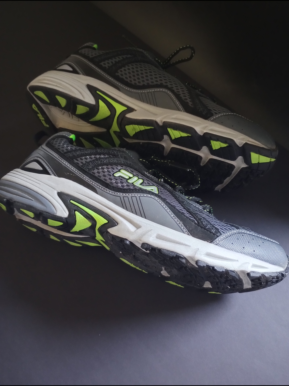 Fila Men's Gray and Neon Green Windshift 15 Running Sneakers, Leather. Size 11 - Picture 3 of 6
